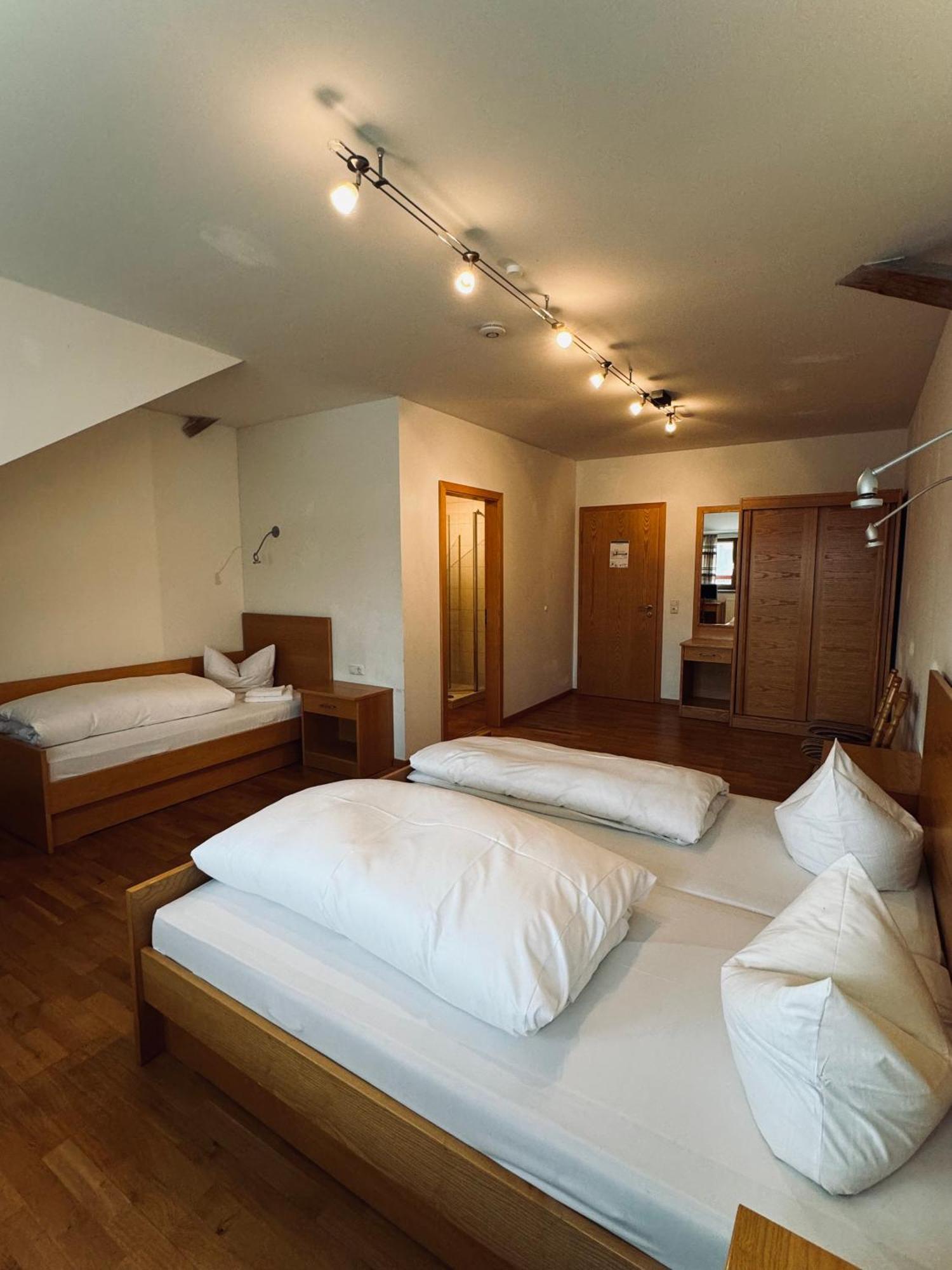 Landgasthof Hotel Zwickl Deggendorf Buitenkant foto